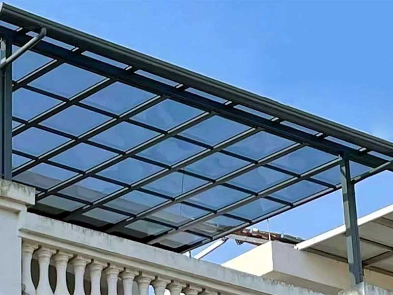 Mái nhựa Polycarbonate – Lấy sáng tự nhiên cho sân vườn